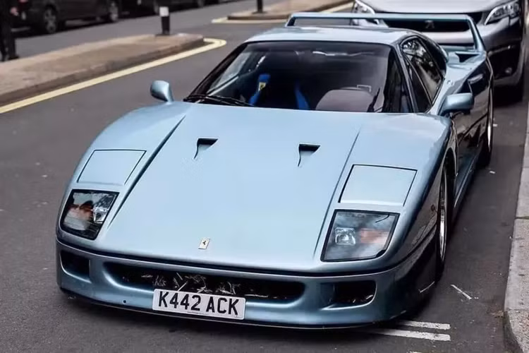 Nghe có vẻ hơi hoang đường, nhưng Ferrari có thể sắp thực hiện một động thái giống Lamborghini và hồi sinh mẫu xe có thể nói là mang tính biểu tượng nhất từ trước đến nay của hãng là Ferrari F40 huyền thoại. Nếu những tin đồn này là sự thật, chúng ta có thể sớm chứng kiến F40 vào năm 2024 hoặc 2025.