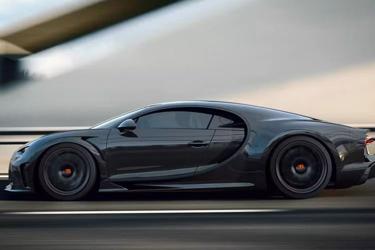 Nhưng hóa ra, việc lắp thêm một chiếc Bugatti Chiron có khay chứa đồ uống không đơn giản như việc gắn một miếng nhựa giá 5 đô la vào đường hầm hộp số. Thiết kế lại khu vực đó để chứa đồ uống sẽ không thực tế. Giải pháp của Bugatti? Một giá để cốc đôi kẹp gọn gàng vào hộc cửa.