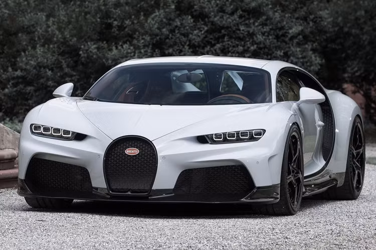 Chuyện xảy ra là chủ sở hữu của chiếc Chiron Super Sport màu trắng rực rỡ với điểm nhấn màu hồng tươi đã đăng một video lên mạng xã hội yêu cầu giám đốc thiết kế của Bugatti Frank Heyl tạo ra một giá để cốc cho chiếc siêu xe Pháp của cô như một "điều ước Giáng sinh". Lời kêu gọi được đưa ra sau khi cô làm đổ cả một lon Red Bull vào hộc để đồ bên cửa tài xế.