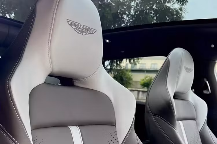 Cụ thể, SUV hạng sang tốc độ Aston Martin DBX 707 được trang bị khối động cơ V8, dung tích 4.0 lít, tăng áp kép do Mercedes-AMG phát triển như bản tiêu chuẩn nhưng đã được nâng cấp nhiều hạng mục giúp công suất tối đa cuối cùng của xe đạt được là 697 mã lực và mô-men xoắn cực đại 900 Nm, tức xe đã được bơm thêm vào 155 hp và 200 Nm.