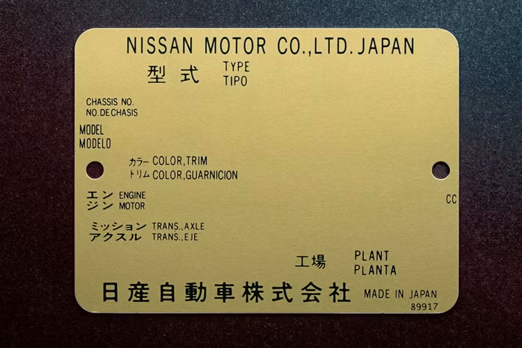 Trong khi đó, GT-R Skyline Edition 2024 mang tông màu quen thuộc là xanh dương Bayside Blue. Màu sơn này xuất hiện lần cuối trên chiếc GT-R thế hệ R34 và mới quay trở lại trên phiên bản GT-R đặc biệt kỷ niệm 50 năm từng xuất hiện vào 2019.