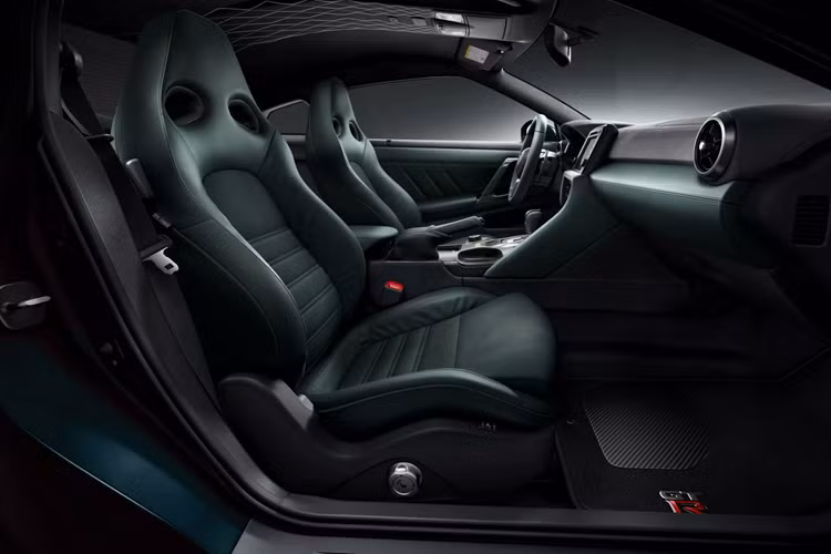 Phiên bản GT-R Takumi Edition 2024 ra đời như một sự tôn vinh công sức lao động, tinh thần cống hiến và sự tỉ mỉ, chú ý đến từng chi tiết dù là nhỏ nhất của những kỹ sư này. Vì vậy huy hiệu Takumi sẽ được khắc ký tự màu đỏ đặc biệt kết hợp với thẻ số VIN màu vàng trong khoang động cơ.