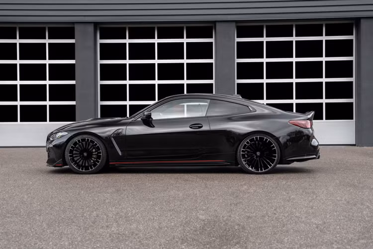 Ngoài phần mềm, BMW M4 CSL độ G-Power còn có hệ thống ống xả “Deeptone” đầy đủ kết hợp ống xả thể thao có bộ chuyển đổi xúc tác 200 cell với bộ giảm âm ở giữa và sau mới.