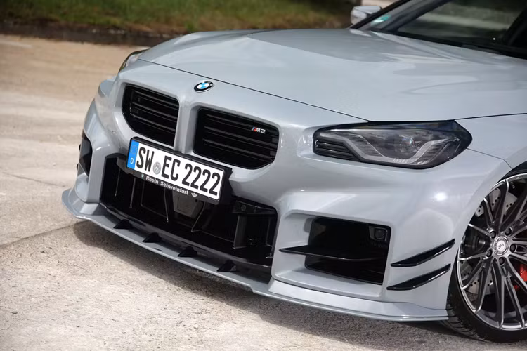 Nhằm tăng thêm vẻ dữ dằn cho phần thân BMW M2 hiệu suất cao, mẫu xe được trang bị bộ mâm độ Wheelforce CF.4-FF R đa chấu có kích thước 20×10,5 inch ở phía trước và 21×11,5 inch ở phía sau.