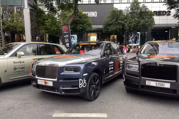 2 xe còn lại 1 xe mang màu xanh nhám và xe thuộc bản Black Badge được sơn màu đen bóng khá bí ẩn, bên cạnh đó, các chi tiết của xe vốn được mạ crôm, đánh bóng hay bằng bạc như lưới tản nhiệt, logo "thiếu phụ bay" Spirit of Ecstasy, viền đèn pha, viền cửa hay viền đèn hậu cùng các thanh nẹp và chụp ống xả đều được hoàn thiện màu tối.