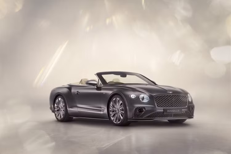 Chiếc Grand Tourer - Bentley Continental GTC Mulliner hàng độc sang trọng được kết hợp giữa màu sắc ngoại thất tinh tế nhưng nội thất lại được hoàn thiện với các chi tiết phức tạp, điển hình là trang trí mặt dây chuyền nạm kim cương sáng bóng trên bảng điều khiển trung tâm được chế tác bằng vàng trắng 18 Carat.