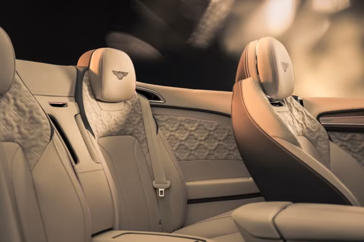 Mulliner cũng trang bị cho chiếc xe mui trần siêu sang bộ mâm có kích thước 22 inch được hoàn thiện bằng Vonfram hoàn thiện tinh xảo với hai tông màu. Khoang nội thất của xe được bọc da màu be là mặt dây chuyền “Be Boodles Bentley” làm bằng kim cương và vàng trắng khảm vào bảng điều khiển trung tâm.