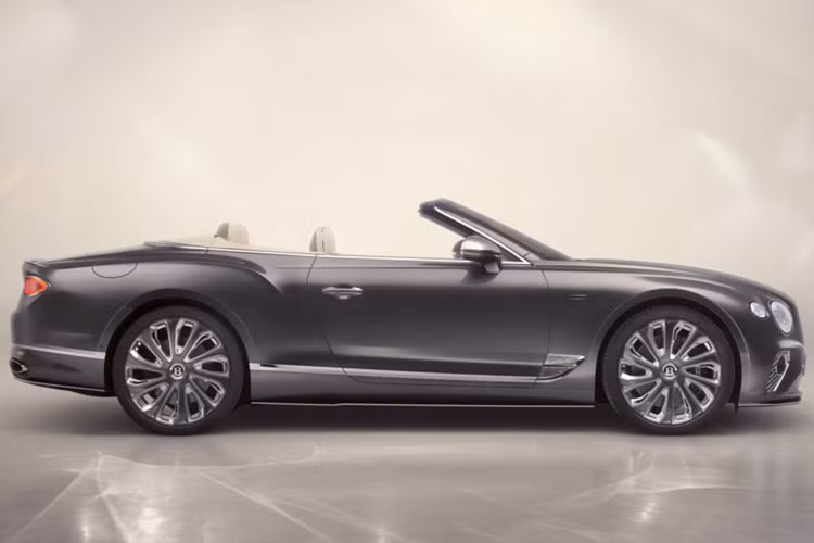 Ngoại thất của Bentley x Boodles Mulliner Edition Continental GTC được sơn màu xám Porpoise Grey, tương phản với nội thất màu be sang trọng.