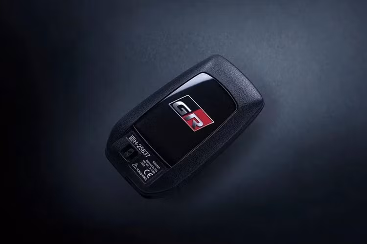 Một số trang bị nổi bật trên Toyota Fortuner GR Sport 2024 có: màn hình thông tin MID màu TFT 4,2 inch hỗ trợ kết nối Apple CarPlay/Android Auto không dây, màn hình âm thanh cảm ứng 9 inch, dàn âm thanh JBL Premium Audio 11 loa, chìa khóa Smart Key, hệ thống điều hòa tự động 2 vùng độc lập, lọc không khí PM 2.5.