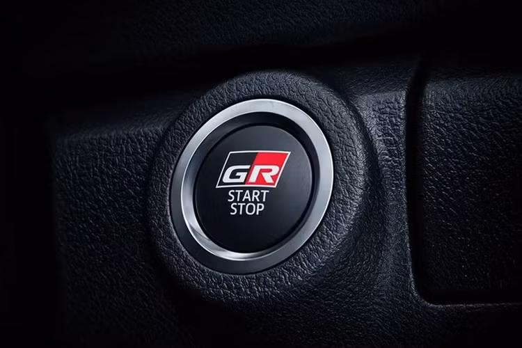 Về truyền động, Toyota Fortuner GR Sport 2024 dùng động cơ dầu 2.8L tăng áp, sản sinh công suất tối đa 224 mã lực tại 3.400 vòng/phút và mô-men xoắn cực đại 550 Nm tại 1.600 - 2.800 vòng/phút. Động cơ này kết hợp với hộp số tự động 6 cấp, hệ dẫn động 4 bánh 4WD. Động cơ hiện đạt tiêu chuẩn khí thải Euro 5.