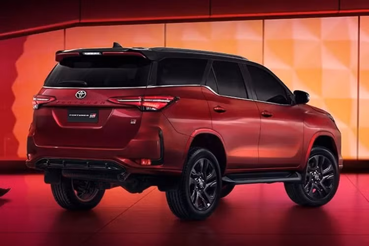 Về an toàn, Toyota Fortuner GR Sport 2024 tại Thái Lan được trang bị: hệ thống kiểm soát hành trình Dynamic Radar Cruise Control, cảnh báo xe phía trước khởi hành, cảnh báo va chạm phía trước, cảnh báo áp suất lốp, camera 360 độ, cảm biến đỗ xe.