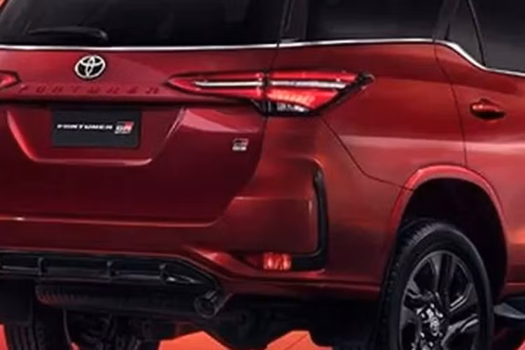 Ngoài ra, Toyota Fortuner GR Sport 2024 còn được bổ sung thêm tính năng DPF - đốt sạch muội than tắc trong bộ lọc khí thải. Đồng thời, bổ sung thêm hệ thống Idling Stop để tự động ngắt động cơ giúp tiết kiệm nhiên liệu.