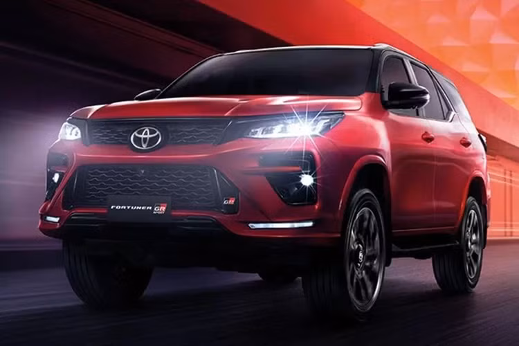 Về thiết kế ngoại thất, mẫu xe SUV Toyota Fortuner GR Sport 2024 mang đến cái nhìn khoẻ khoắn, nam tính với bộ lưới tản nhiệt cỡ lớn sơn đen bóng ở khu vực đầu xe. Xe được trang bị hệ thống đèn chiếu sáng Full LED ở cả phía trước và phía sau.