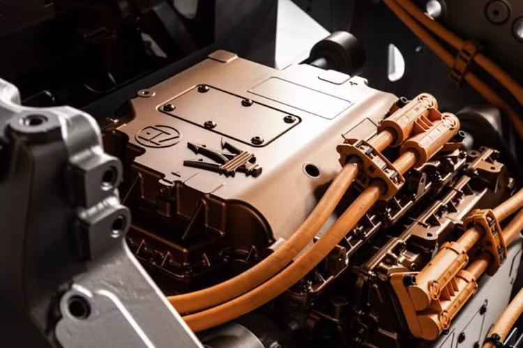 Bên cạnh đó, Maserati MC20 Folgore sẽ ra mắt vào năm 2025, trong khi một chiếc crossover điện phân khúc E sẽ xuất hiện vào năm 2027. Sau đó, phiên bản thuần điện của Quattroporte được hãng dự kiến giới thiệu vào năm 2028.