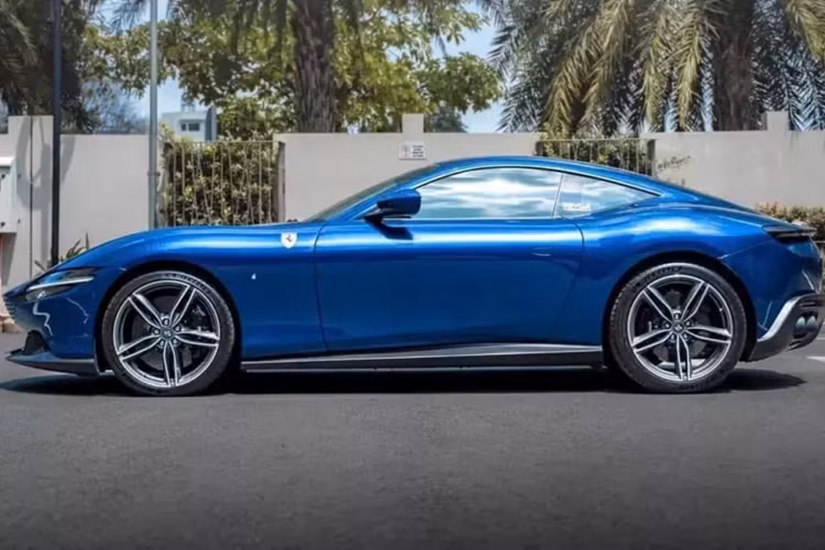 Và chỉ sau gần 1 năm trải nghiệm chiếc siêu xe Ferrari Roma này, đại gia tài chính đã rao bán lại, đây hiện cũng là chiếc xe Roma có số lần tìm chủ nhiều nhất. Ngoại thất xe mang màu xanh dương cùng với nội thất màu đỏ khá bắt mắt.