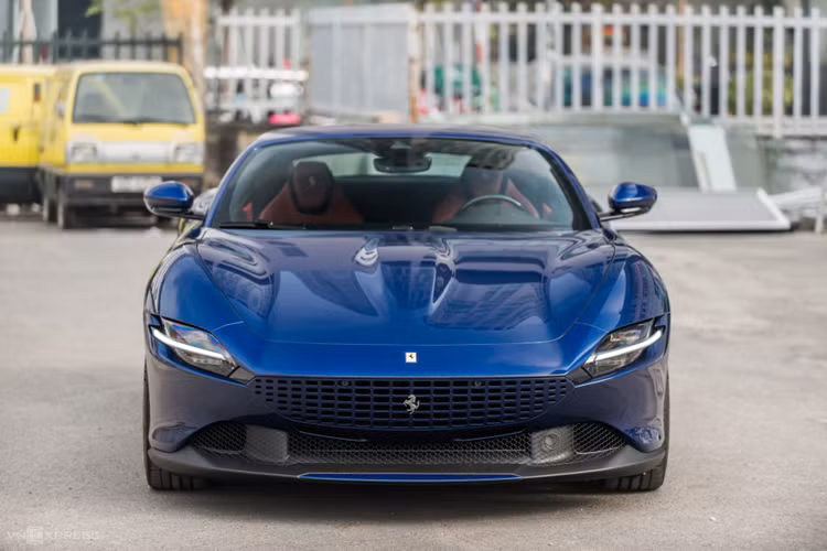 Theo thông tin chúng tôi tìm hiểu, đây cũng chính là chiếc siêu xe Ferrari Roma đầu tiên về Việt Nam, chủ nhân ban đầu là một tay chơi xe trẻ tuổi ở tỉnh Bà Rịa - Vũng Tàu, sau đó, đã bán lại cho một nhà sưu tập kín tiếng, có gần 6 chiếc xe Ferrari trong garage xe của mình, và trước khi được dân chơi tài chính mua về trải nghiệm vào năm ngoái.