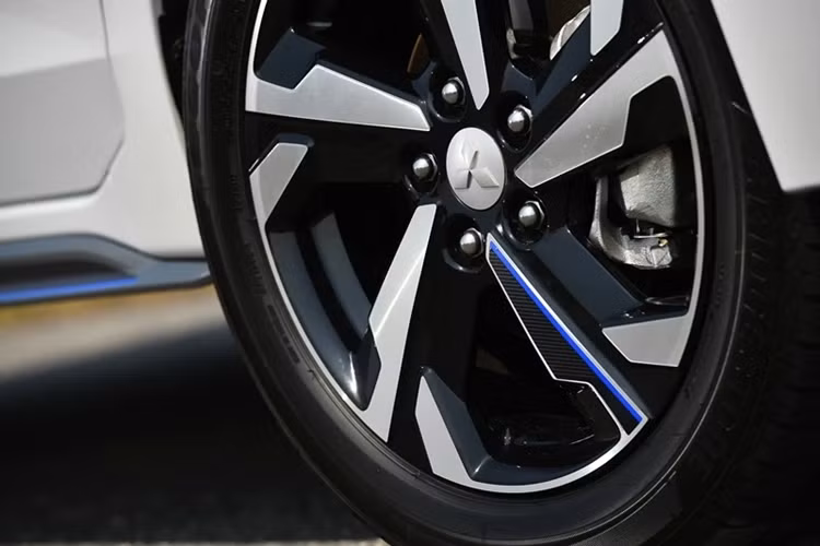 Xe dùng bộ mâm 17 inch, bọc bên ngoài là bộ lốp 205/55. Mitsubishi cho biết Xpander HEV được nâng cấp "dàn chân" với hệ thống treo mới êm ái hơn, ngoài ra xe còn bổ sung thêm phanh đĩa phía sau.