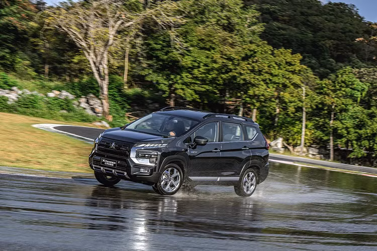 Tại Thái Lan, giá xe Mitsubishi Xpander HEV khởi điểm từ 25.665 USD và tăng lên 26.662 USD đối với phiên bản Xpander Cross HEV. Với sức hút của Xpander ở thời điểm hiện tại, nhiều khả năng mẫu xe này sẽ sớm được Mitsubishi giới thiệu tại thị trường Việt Nam.