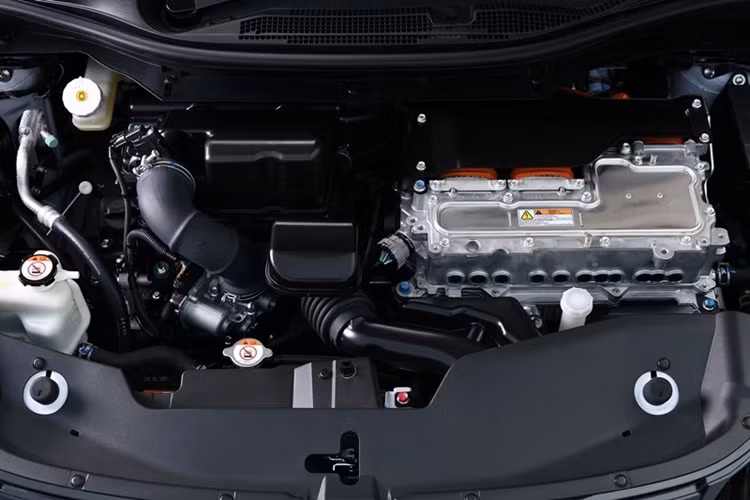 Mitsubishi Xpander HEV được trang bị động cơ MIVEC 1.6L (95 mã lực, 134 Nm) kết hợp cùng motor điện (116 mã lực, 255 Nm). Động cơ điện sẽ hoạt động độc lập khi di chuyển ở tốc độ chậm cũng như chuyển sang số lùi. Cung cấp năng lượng cho động cơ điện là bộ pin lithium-ion 1,1 kW đặt bên dưới sàn xe.