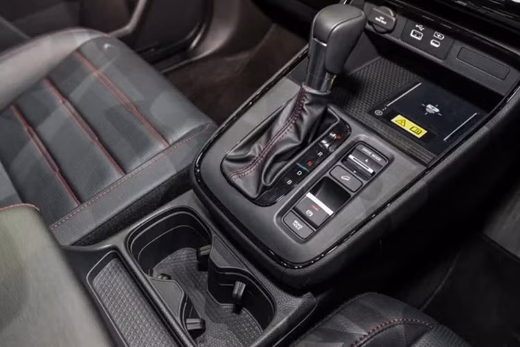 Xe có màn hình giải trí cảm ứng 9 inch, tích hợp Apple CarPlay không dây, Android Auto, hệ thống âm thanh 12 loa Bose, màn hình hiển thị kính lái HUD, đèn pha thích ứng AHB…