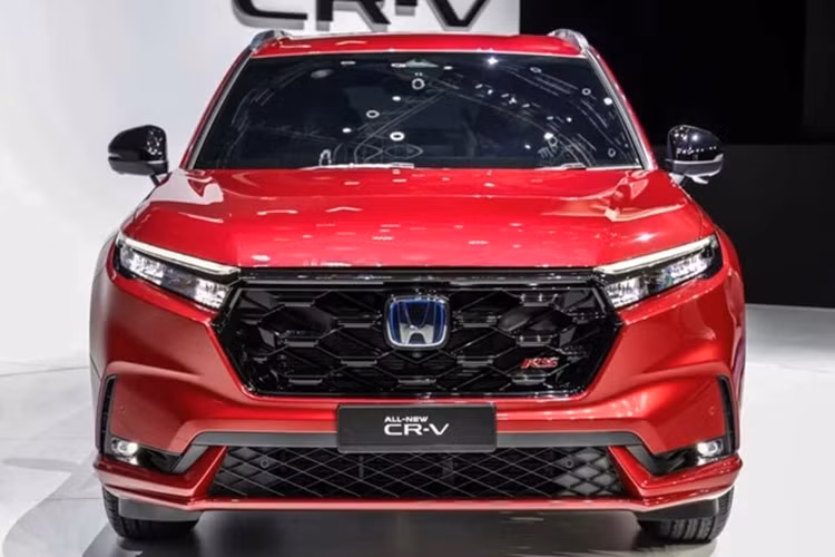 Với giá bán 195.900 RM vừa công bố, phiên bản Honda CR-V e:HEV RS 2024 tại Malaysia là phiên bản có giá bán cao nhất, hơn phiên bản V AWD 14.000 ringgit (72 triệu đồng). Tuy nhiên so với thị trường Việt Nam, phiên bản này vẫn thấp hơn đến 243 triệu đồng.