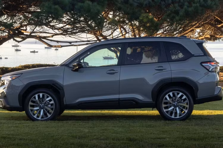 Ngoài động cơ hybrid mới, Subaru Forester 2024 còn được cải tiến thiết kế nội - ngoại thất theo hướng hiện đại hơn. Cụ thể, mẫu SUV cỡ C này được trang bị những chi tiết ngoại thất mới như lưới tản nhiệt, cụm đèn 2 tầng với đèn LED định vị ban ngày nằm trên trong khi đèn pha đặt bên dưới, cản trước/sau, đèn sương mù trước, hốc bánh vuông vức và đèn hậu.