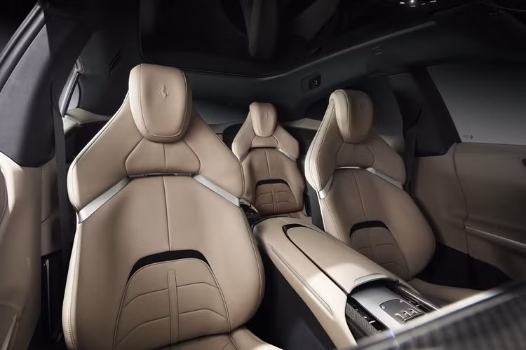 Ferrari Purosangue được trang bị khối động cơ V12 6.5 lít hút khí tự nhiên, sản sinh công suất 715 mã lực và mô-men xoắn 716 Nm tại 8.250 vòng/phút .