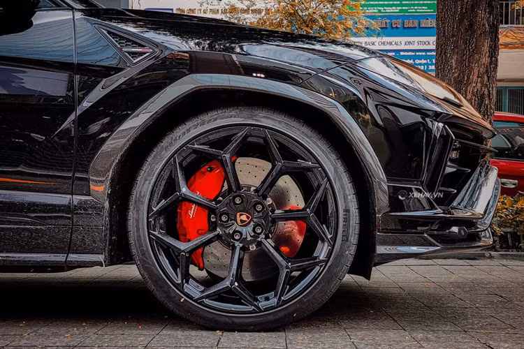 Chiếc siêu SUV trong bài được trang bị bộ mâm đa chấu sơn đen “ton-sour-ton” với màu sơn ngoại thất, đúc từ hợp kim trọng lượng nhẹ với cơ chế khóa bằng titanium. Hệ thống phanh là loại gốm-carbon, đi kèm cùm phanh màu đỏ nổi bật.