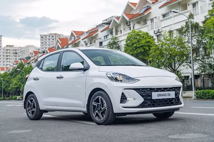 Ngoài ra, xe còn có hệ thống bản đồ định vị dẫn đường dành riêng cho thị trường Việt Nam, nút bấm khởi động máy và chìa khóa thông minh. "Trái tim" của Hyundai Grand i10 là động cơ xăng Kappa 1.2L MPi với công suất tối đa 83 mã lực và mô-men xoắn cực đại 114 Nm. Động cơ đi kèm với hộp số sàn 5 cấp hoặc hộp số tự động 4 cấp.