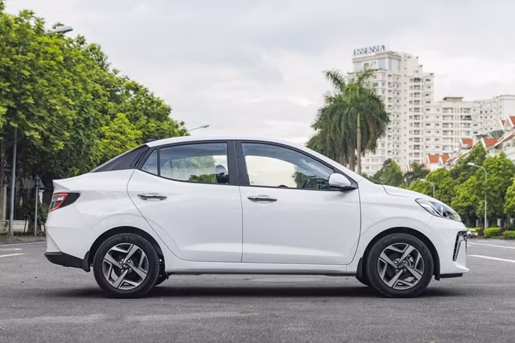 Bên canh đó, Hyundai Grand i10 còn có 2 kiểu dáng là sedan và hatchback như trước. Ở phiên bản nâng cấp, mẫu xe Hàn Quốc này đã được thay đổi nhẹ về mặt thiết kế và trang bị.