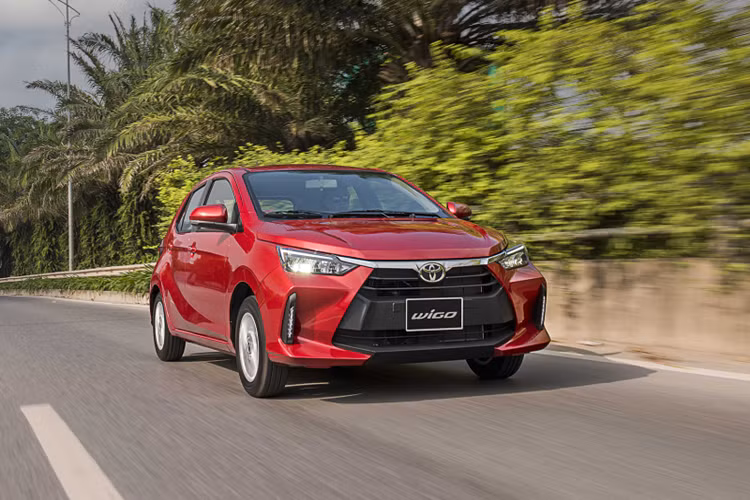 Khác với Hyundai Grand i10, Toyota Wigo là xe nhập khẩu nguyên chiếc từ Indonesia. Do đó, xe không được ưu đãi 50% lệ phí trước bạ theo chính sách của Nhà nước. Điều này là một phần bất lợi của mẫu xe Nhật Bản so với 2 đối thủ sản xuất, lắp ráp trong nước.