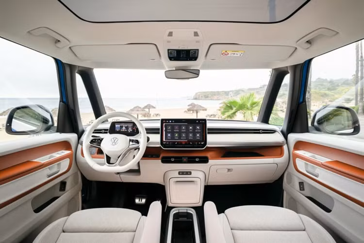 Mẫu xe cũng được trang bị phần ghế trước chỉnh điện 12 hướng với bọc giả da đục lỗ cũng như chức năng sưởi, thông gió và massage ghế. Những điểm nổi bật khác trên xe còn có trang bị vô lăng có sưởi, hàng ghế thứ hai có sưởi và hệ thống điều hòa khí hậu tự động.