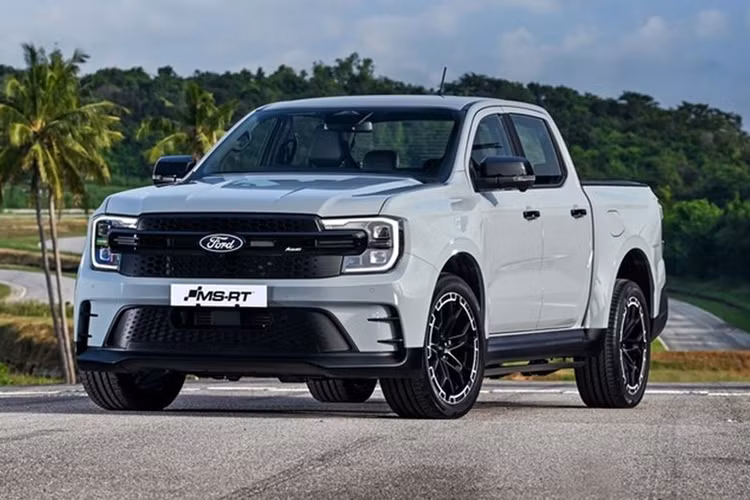 Trước đó, mẫu bán tải Ford Ranger MS-RT 2025 mới này đã được trình làng vào hồi tháng 2 năm nay tại thị trường châu Âu. Ranger MS-RT được ví như “xe bán tải đường phố” với ngoại hình hầm hố. Đầu xe gây ấn tượng với lưới tản nhiệt dạng tổ ong đi cùng cửa hút gió thể thao hơn nằm phía trên bộ chia gió.