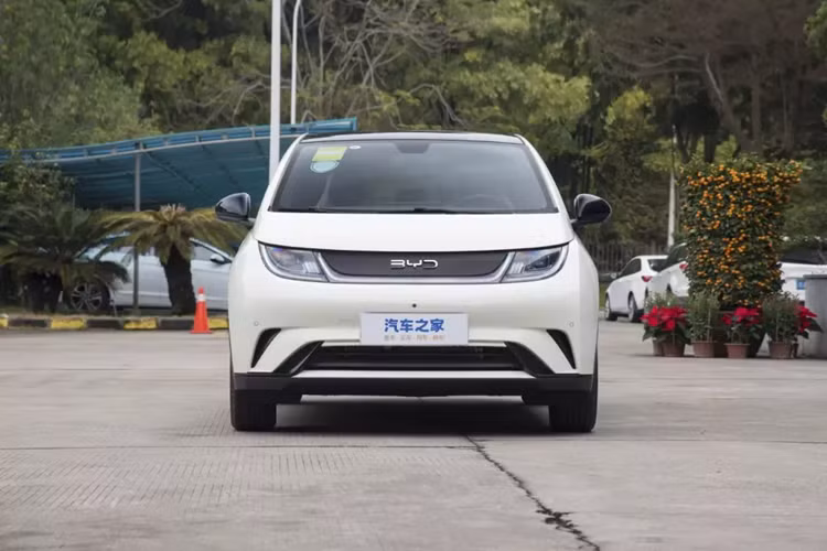  BYD Dolphin 2024 mới là chiếc xe hatchback cỡ nhỏ rất thành công của BYD, thậm chí, nó từng là gà đẻ trứng vàng cho hãng xe Trung Quốc đã ký kết việc sản xuất xe điện tại Việt Nam. Chưa dừng lại đó, BYD Dolphin cũng là 1 trong các mẫu xe Trung Quốc xuất ngoại khá thành công.