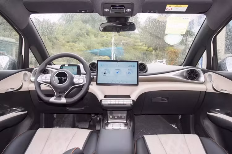 Bảng điều khiển trung tâm của BYD Dolphin 2024 vẫn thiết kế đối xứng, bảng đồng hồ sử dụng hình thức full LCD 5 inch trông rất đơn giản, vô lăng ba chấu đa chức năng kiểu mới và cụm điều khiển trung tâm treo 12,8 inch trông rất thông minh.