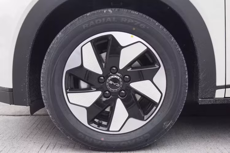 Về bánh xe, BYD Dolphin 2024 cung cấp mâm 16 và 17 inch tùy theo cấu hình. Về nội thất, BYD Dolphin Honor Edition nâng cấp chủ yếu các chi tiết như bổ sung giao diện sạc Type-C cho hàng ghế trước và nâng cấp sạc không dây 50 watt, ngoài ra hàng ghế trước sẽ được trang bị chức năng thông gió để cải thiện hơn sự thoải mái tổng thể.
