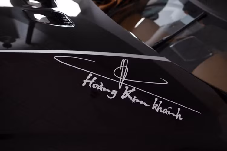 Bên cạnh cỗ máy hàng khủng, Koenigsegg Regera cũng sở hữu thiết kế vô cùng ấn tượng và nổi bật trong số đó là bộ cửa mở 180 độ đặc trưng, đây cũng chính là chi tiết khiến Regera không thể bị nhầm lẫn với các siêu xe thể thao khác.