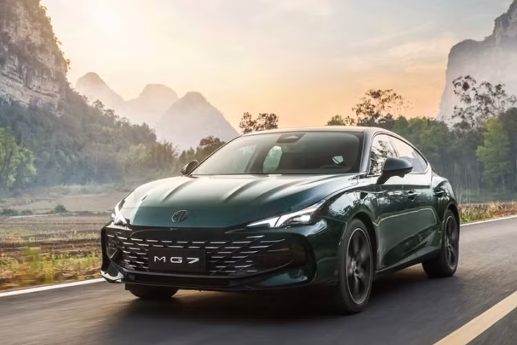 Mẫu sedan MG7 2024 này sở hữu kích thước dài x rộng x cao lần lượt là 4.884 x 1.889 x 1.447 mm và chiều dài cơ sở đạt 2.778 mm. MG7 sở hữu thiết kế thể thao, khỏe khoắn nhưng cũng không kém phần hiện đại.