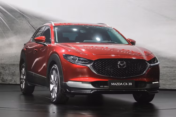 Về truyền động, Mazda CX-30 2024 tại Philippines được trang bị động cơ 2.0L e-Skyactiv-G, kết hợp với hệ thống hybrid điện 24V. Theo nhà sản xuất, năng lượng tái tạo khi phanh sẽ được lưu trữ vào viên pin 0,216 kWh.