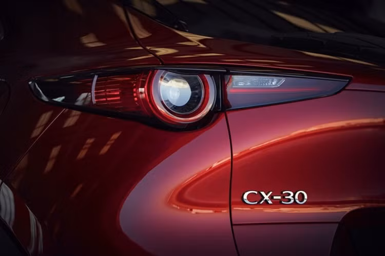 Đổi lại, mẫu xe crossover Mazda CX-30 2024 được nâng cấp một số trang bị tiện ích, cải tiến thiết kế và hệ thống giải trí. Về thiết kế, phần lưới tản nhiệt trên Mazda CX-30 2024 được chuyển sang chrome tối màu, khu vực xung quanh cửa sổ được sơn màu đen bóng Piano, tạo thêm điểm nhấn cho ngoại hình của chiếc SUV.