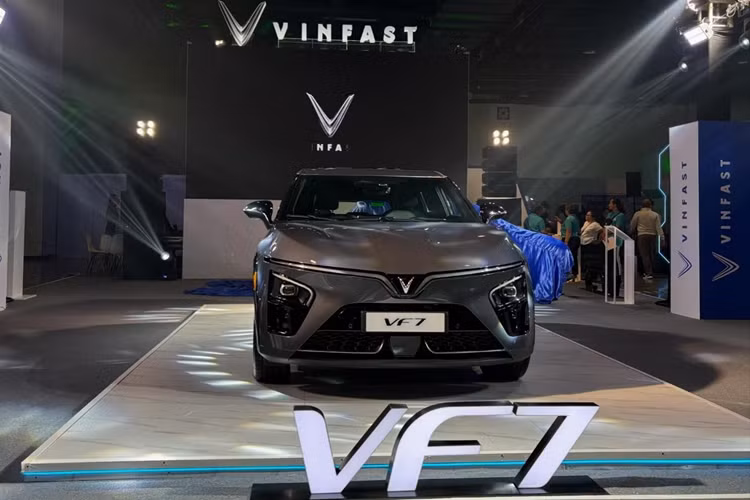 "Mục tiêu của chúng tôi không đơn thuần là ra mắt một mẫu xe mới. VinFast đang thúc đẩy một phong cách sống tập trung vào tính bền vững, khuyến khích những thói quen tiêu dùng thân thiện với môi trường và tiết kiệm năng lượng.", ông Nguyên Duy cho biết thêm. 