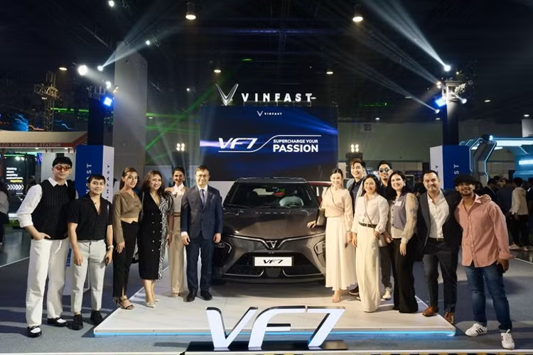 Sự kiện khẳng định cam kết của VinFast trong việc thúc đẩy chuyển đổi giao thông xanh tại Philippines và tiếp tục mở rộng dải sản phẩm xe điện phong phú của hãng ở thị trường Đông Nam Á. VinFast VF7 chạy điện trở thành mẫu xe thứ 3 được bán tại thị trường Philippines, sau VF5 và VF3.