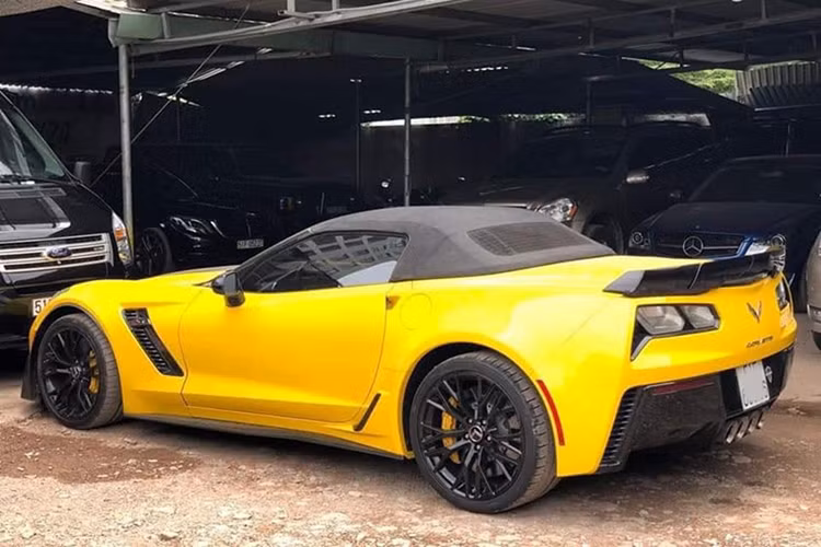 "Trái tim" trên Chevrolet Corvette C7 Z06 Convertible khi được trang bị hộp số sàn 7 cấp sẽ mất khoảng 3,2 giây để tăng tốc lên 100 km/h từ vị trí xuất phát. Còn với hộp số tự động 7 cấp, xe mất khoảng thời gian 3 giây để tăng tốc 0-100 km/h. Tốc độ tối đa 298 km/h.