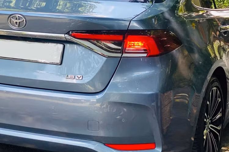 Về an toàn, Altis 1.8V và 1.8HV được trang bị gói công nghệ an toàn Toyota Safety Sense (TSS) bao gồm các tính năng như cảnh báo tiền va chạm, cảnh báo chệch làn đường, hỗ trợ giữ làn, kiểm soát hành trình và đèn chiếu xa/gần tự động.