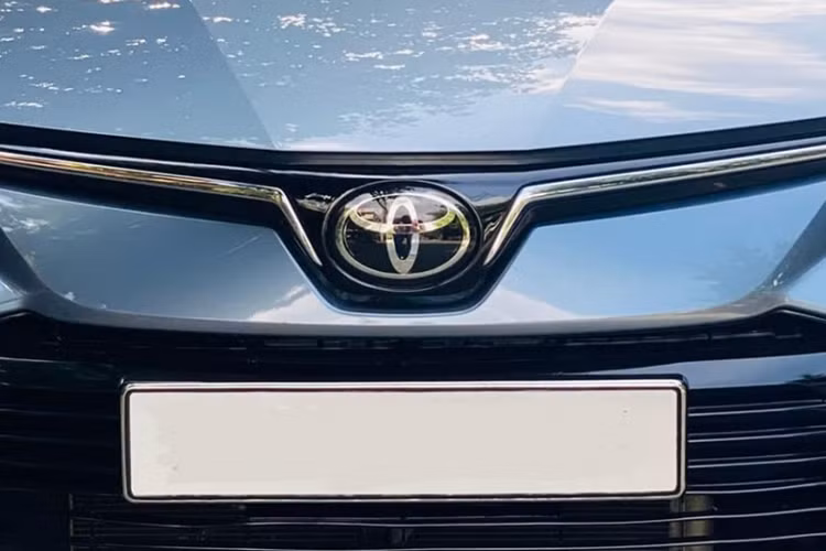 Động cơ của Corolla Altis phiên bản G và V vẫn giữ nguyên dung tích 1,8 lít như trước nhưng đã được tinh chỉnh để đáp ứng tiêu chuẩn khí thải Euro 6 thay vì Euro 4 trước đây. Động cơ này có công suất 138 mã lực tại 6.400 vòng/phút và mô-men xoắn cực đại đạt 172 Nm tại 4.000 vòng/phút, kết hợp với hộp số CVT giúp xe vận hành êm ái và hiệu quả.