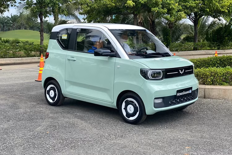 Đây có thể nói là chương trình khuyến mãi sâu nhất mà đại lý áp dụng cho mẫu ôtô điện Trung Quốc này. Trước đó, Wuling Hongguang Mini EV chỉ được giảm giá khoảng 15 - 30 triệu đồng, tùy đại lý và thời điểm. Được biết, đây là chương trình ưu đãi nhằm đẩy hàng tồn sản xuất năm 2023 của đại lý.