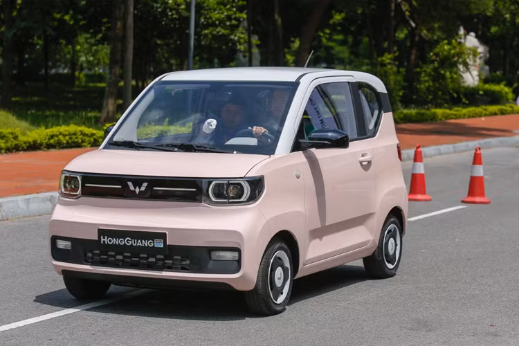 Khi mua mẫu ôtô điện này, khách hàng Việt Nam sẽ có 2 lựa chọn pin LFP với dung lượng 9,6 kWh và 13,4 kWh. 2 loại pin này mang đến quãng đường di chuyển lần lượt là 120 km và 170 km. Thời gian sạc đầy pin bằng nguồn điện dân dụng 220V là 6,5 tiếng với pin 9,6 kWh và 9 tiếng với pin 13,4 kWh