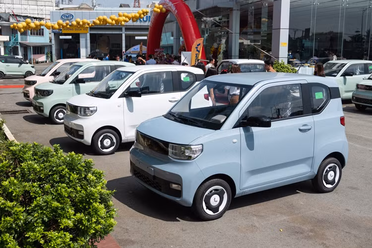 Tùy theo phiên bản, Wuling Hongguang Mini EV sẽ có những trang bị như đèn pha projector, dải đèn LED định vị ban ngày, đèn hậu LED, logo Wuling đi kèm dải trang trí hai bên dạng LED âm, tính năng đèn chờ dẫn đường, đèn sương mù sau và vành 12 inch với lốp 145/70R12.