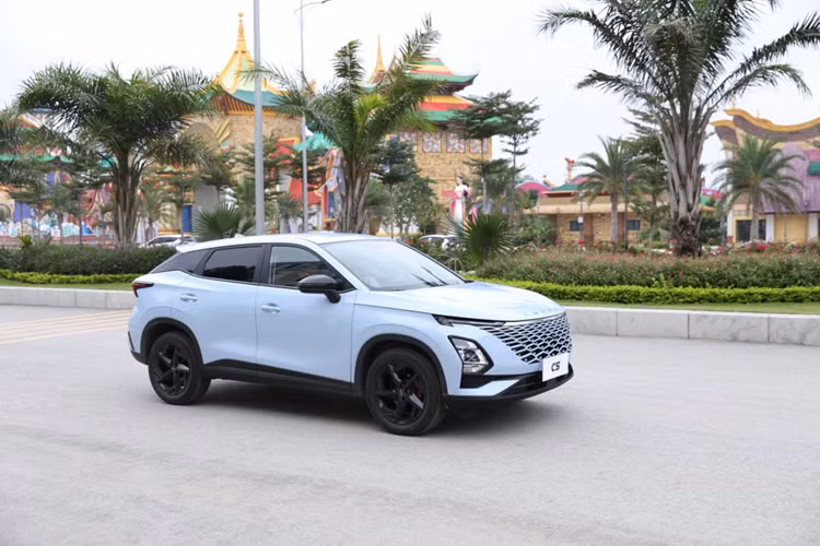 Xe còn có các tiện nghi cao cấp khác như: ghế chỉnh điện, sưởi ghế, điều hòa tự động 2 vùng độc lập và dàn âm thanh Sony chất lượng cao. Cung cấp sức mạnh cho Omoda C5 có động cơ 1.5L tăng áp cho công suất 145 mã lực và mô-men xoắn cực đạt 210 Nm.