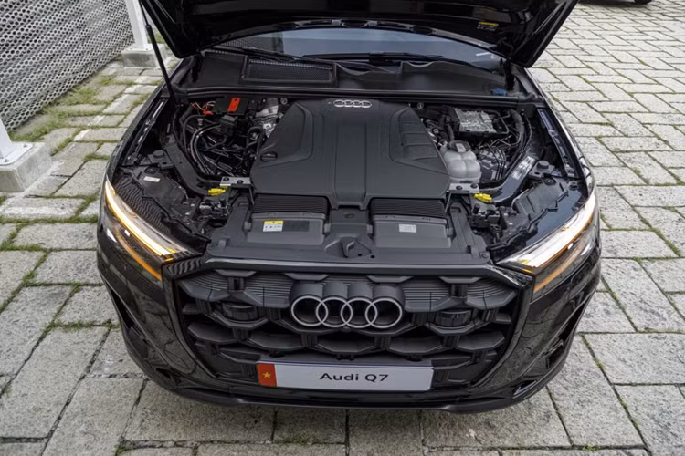 Với trang bị tiêu chuẩn Audi Virtual Cockpit, thông tin được hiển thị trực quan và sinh động, giúp người lái luôn nắm bắt mọi tình hình trên đường.